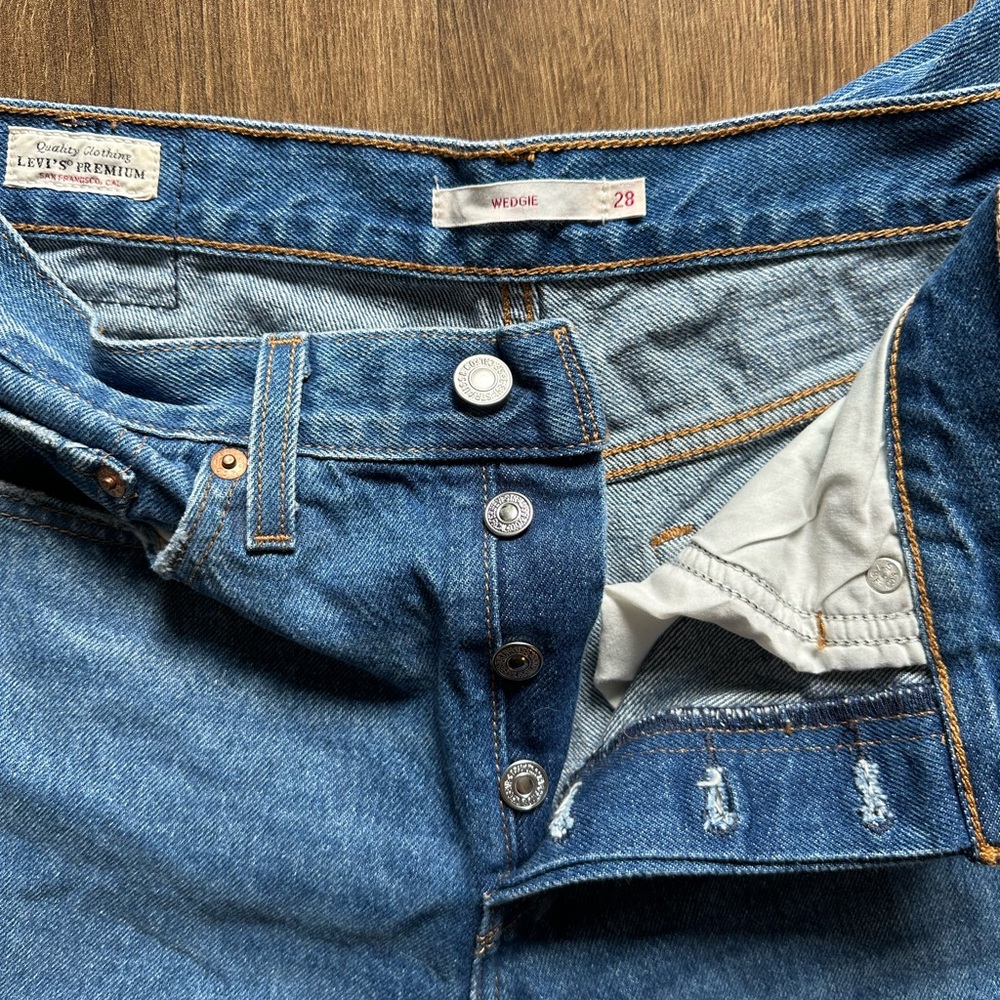 Levi’s wedgie fit jeans size 28